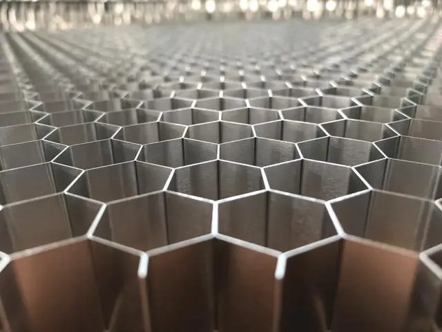 鋁蜂窩板，讓現代建筑更具科技感！-吉祥裝飾