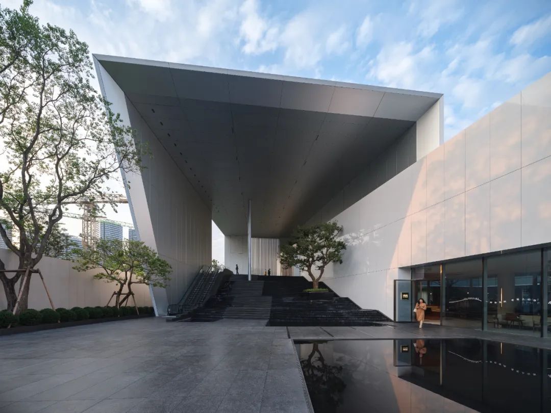 公園中的美術(shù)館：超白玻璃+鋁板的外立面設(shè)計(jì)，簡(jiǎn)潔的美感。